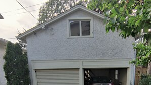 Une maison de plain-pied avec un garage.