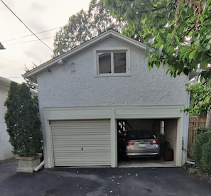 Ein eingeschossiges Haus mit Garage.