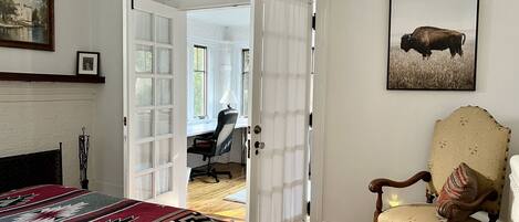 3 bedrooms, desk, iron/ironing board, WiFi (free)