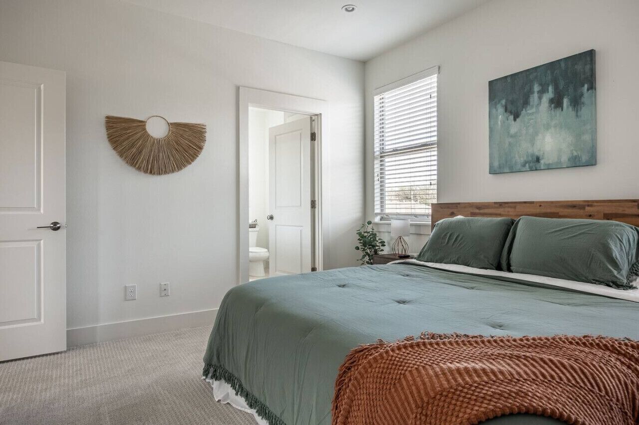 Iron/ironing board, travel crib, WiFi, bed sheets