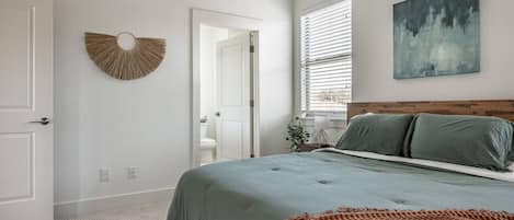 Tabla de planchar con plancha, cuna de viaje, wifi y ropa de cama