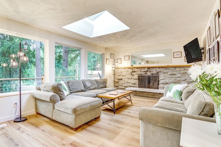 TV, books, stereo. Classic Woodinville Wine Country Escape!