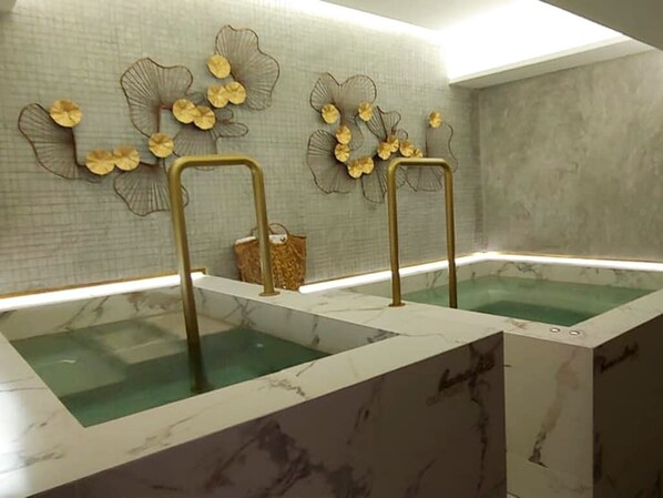 Indoor spa tub