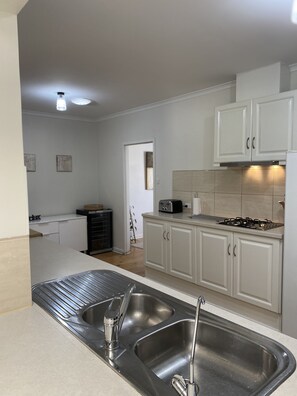 Fridge, microwave, oven, stovetop - In the Heart of The Barossa Valley. Spacious, immaculately presented, 5 bedrooms (Tanunda)
