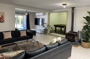 Smart TV, fireplace