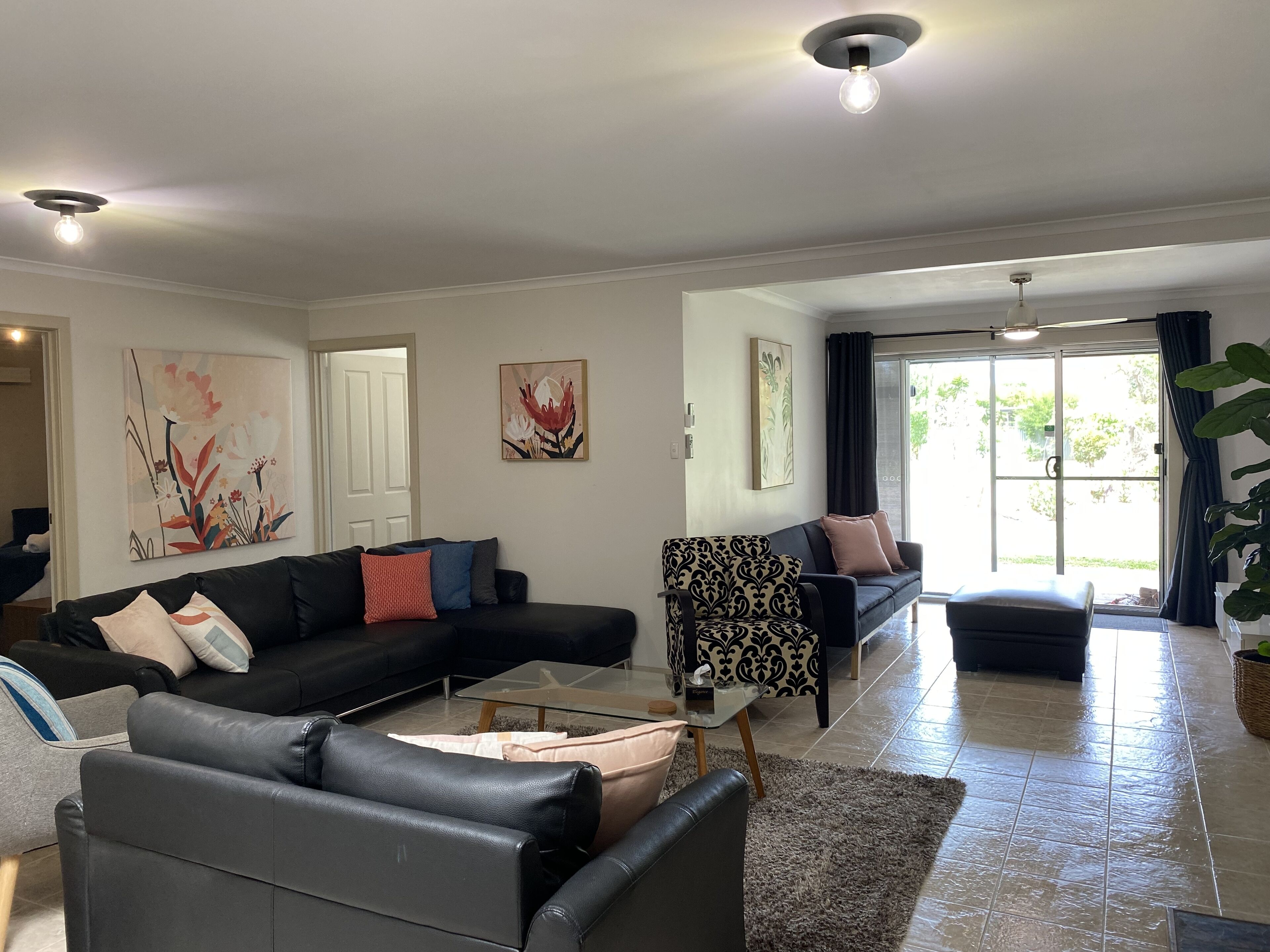 Smart TV, fireplace