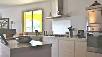 Een koelkast, een microgolfoven, een oven, een kookplaat