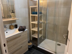 Dusche, kostenlose Toilettenartikel, Haartrockner, Handtücher