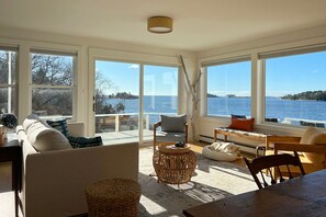 Smart-TV, bøker og stereoanlegg