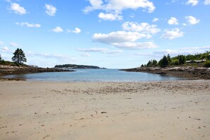 Plage à proximité, chaises longues, serviettes de plage