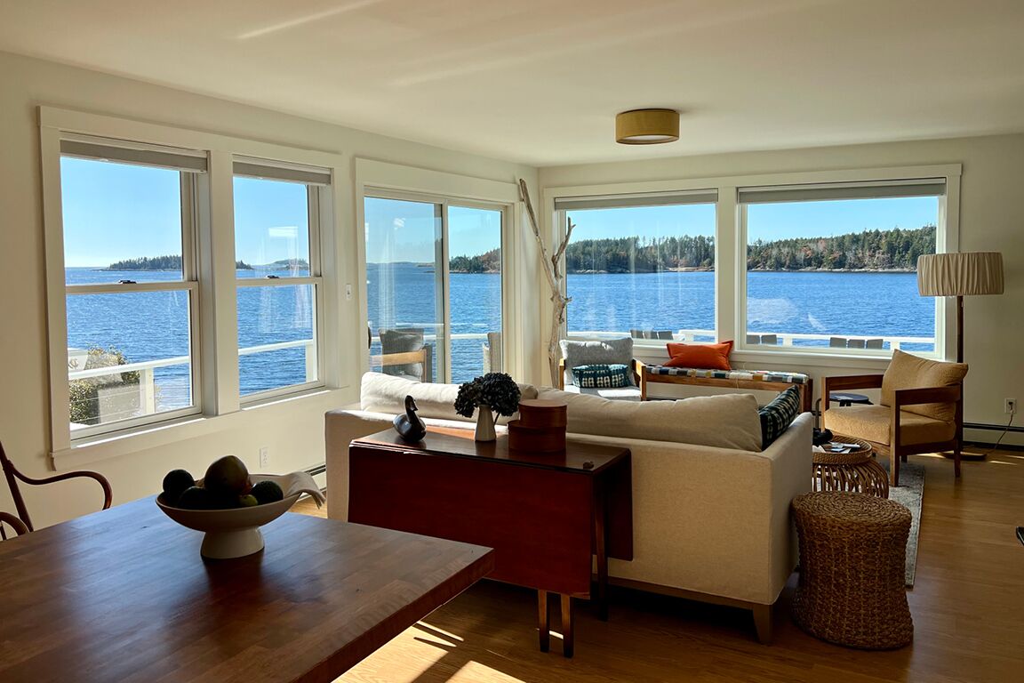 TV connectée, livres, chaîne hi-fi