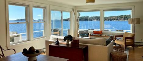 TV connectée, livres, chaîne hi-fi