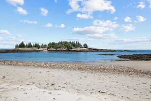 Nær stranden, solsenger og strandhåndklær