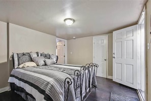 4 bedrooms, iron/ironing board, WiFi