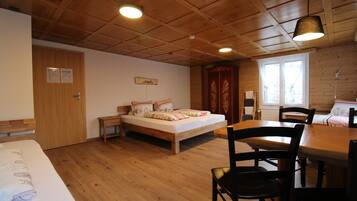 Chambre Quadruple, salle de bains commune, vue montagne