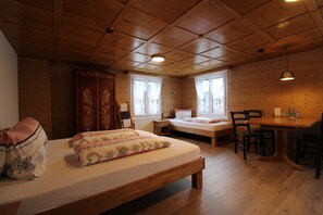 Une cabane en bois avec un lit, une petite table et une chaise.