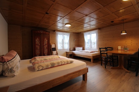 基础四人房, 公共浴室, 山景 | 隔音、免费 WiFi