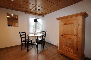 Habitación básica doble, baño compartido, vistas a la montaña | Sistema de insonorización y wifi gratis