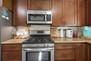 Refrigerador, microondas, horno y parrilla de estufa