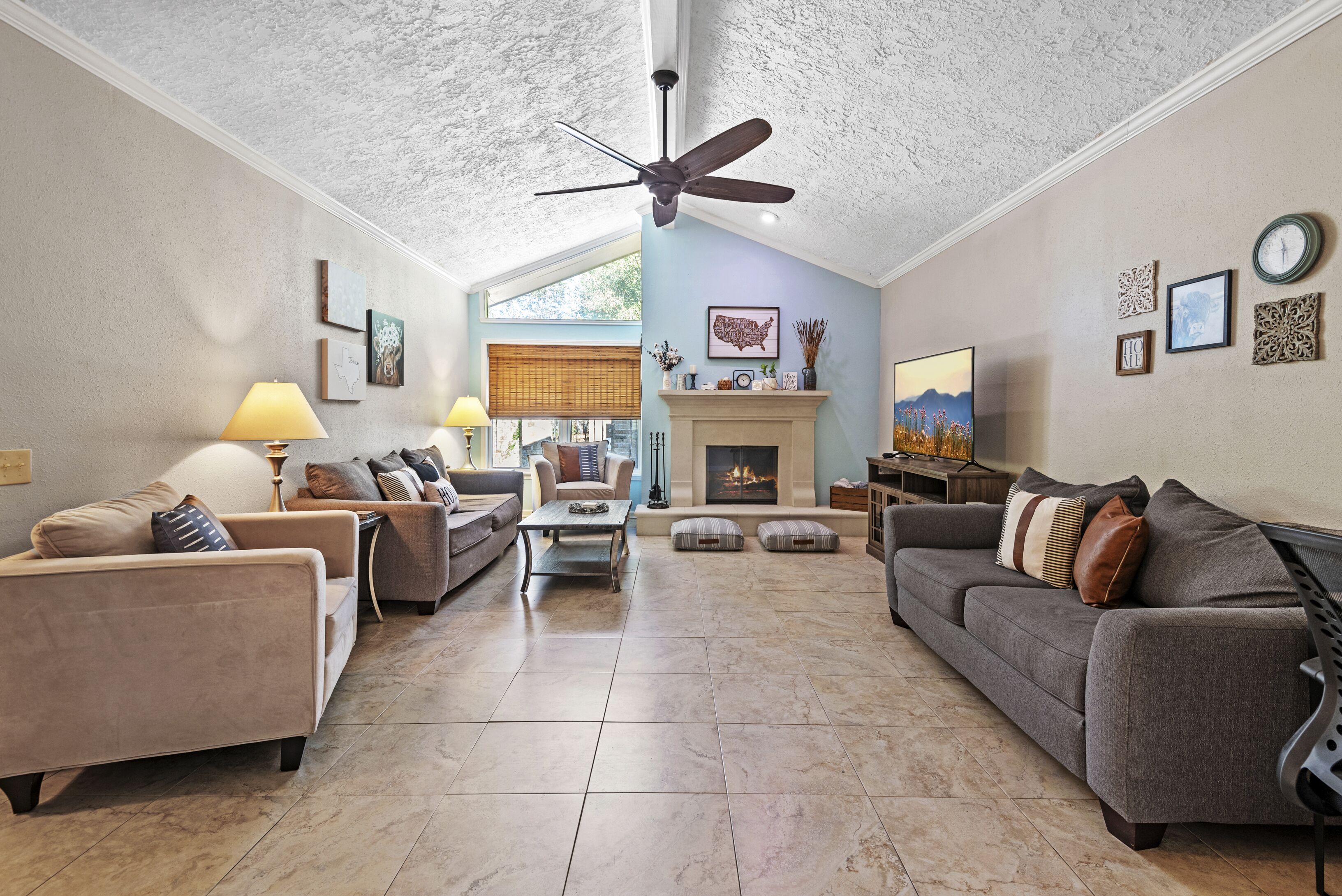 Cozy Getaway w/ Private Hot Tub near IAH