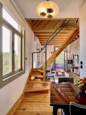 Una Smart TV, libros, un reproductor estéreo