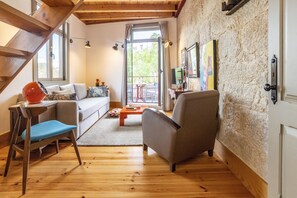 Una Smart TV, libros, un reproductor estéreo