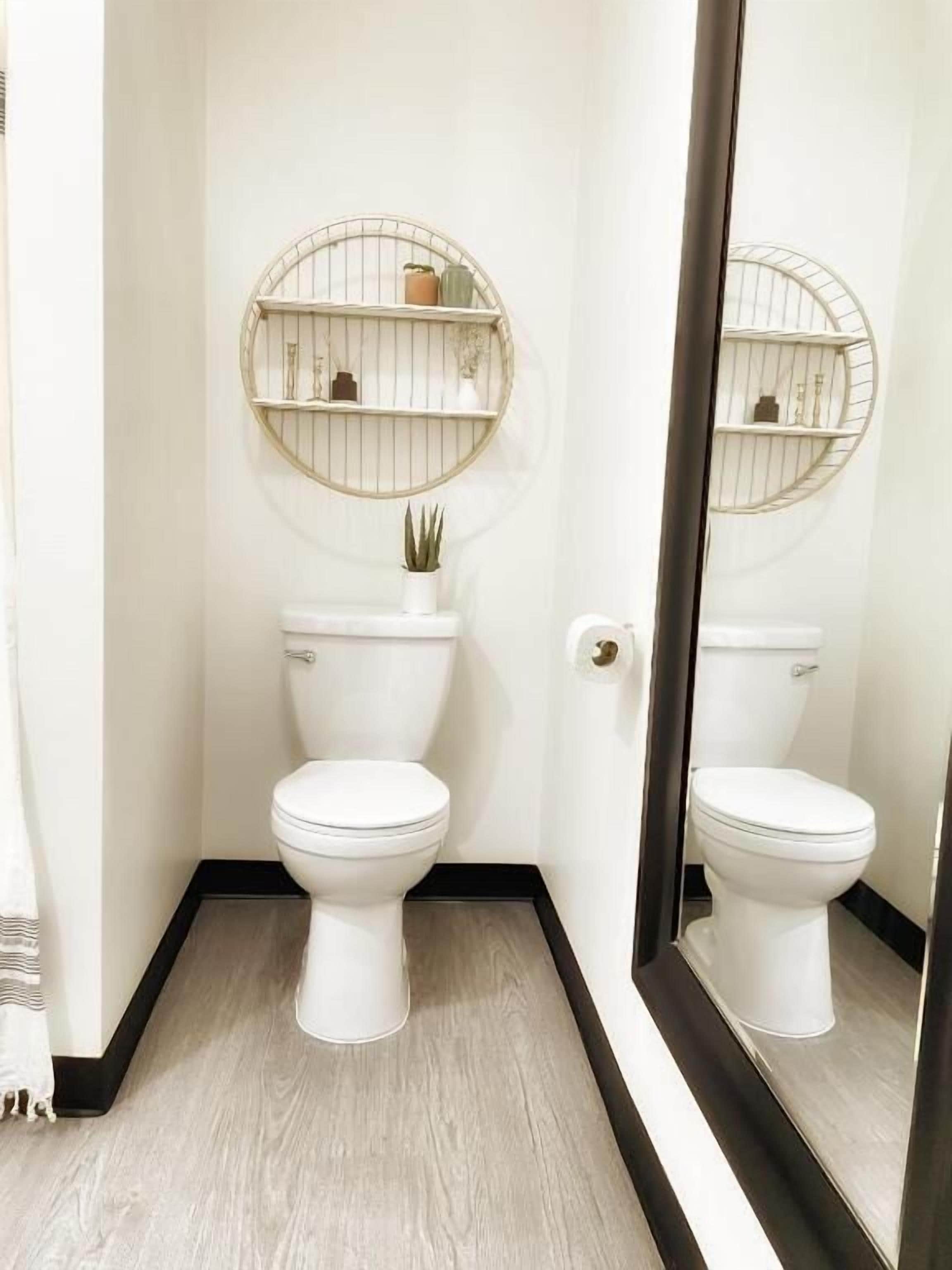 Bruser, brusehoved med hydromassage, hårtørrer, håndklæder