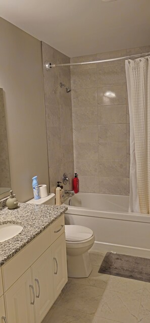 Douche, sèche-cheveux, serviettes fournies, savon