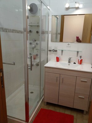 Dusche, Haartrockner, Handtücher, Seife