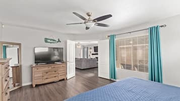 3 bedrooms, desk, travel cot, WiFi