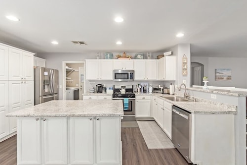 East Mesa home sleeps 6 close to hwys Legacy Sports