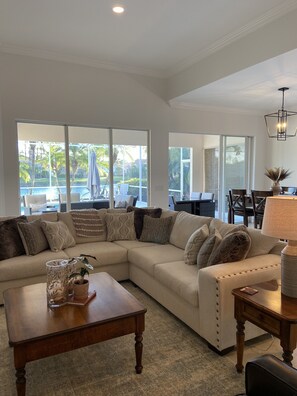 TV - LAKEVIEW HOME CLOSE TO GORGEOUS BEACHES & WORLD CLASS DINING! (Naples)