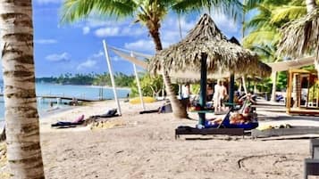 Playa en los alrededores y playa de arena blanca