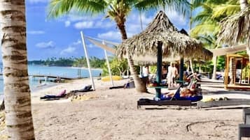 Playa en los alrededores y playa de arena blanca 