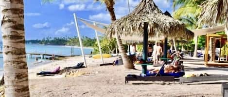 Playa en los alrededores y playa de arena blanca