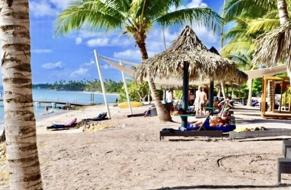 Ubicación cercana a la playa y arena blanca