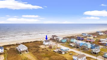 En la playa, camastros y toallas de playa