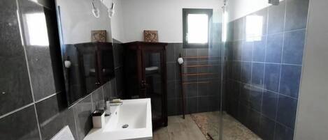 Douche, séchoir à cheveux, serviettes fournies, savon