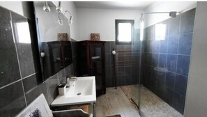 Douche, sèche-cheveux, serviettes fournies, savon