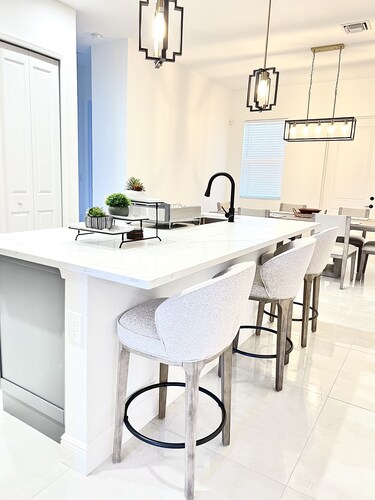 Spacious New Build Close to Fort Myers Sleeps 10+