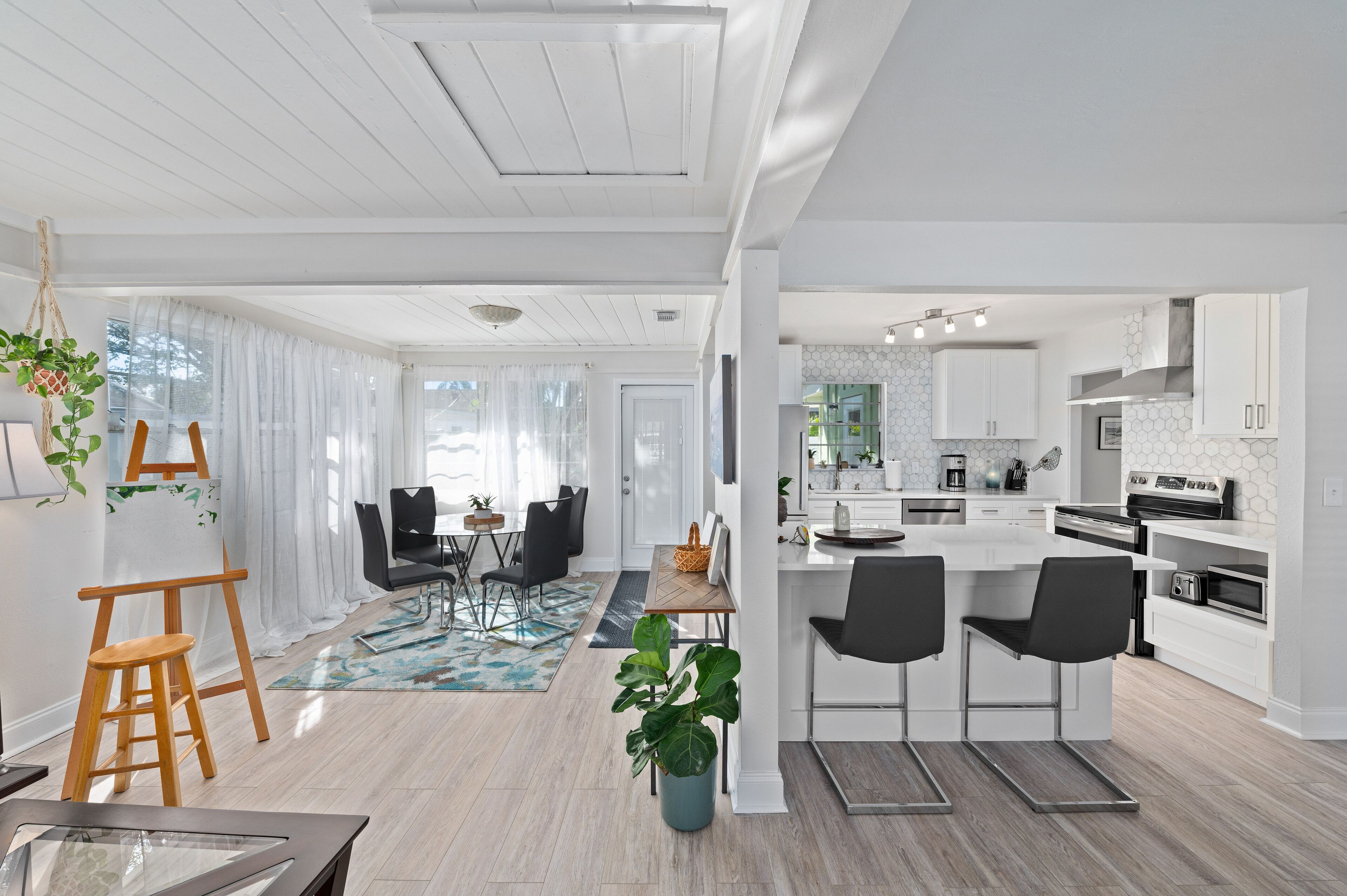 Geladeira, micro-ondas, fogão, cooktop