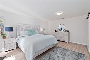 3 habitaciones, escritorio, tabla de planchar con plancha y wifi gratis 