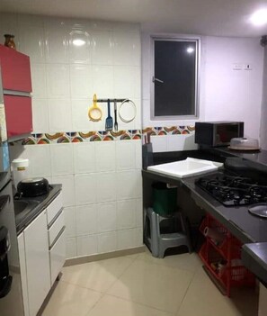 Kjøleskap, mikrobølgeovn, kokeplater og kaffetrakter/tekoker