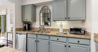 Rosie's Retreat: Cozy 3 BR, 3 Bath Condo in Wintergreen Resort, 1 mile to slopes