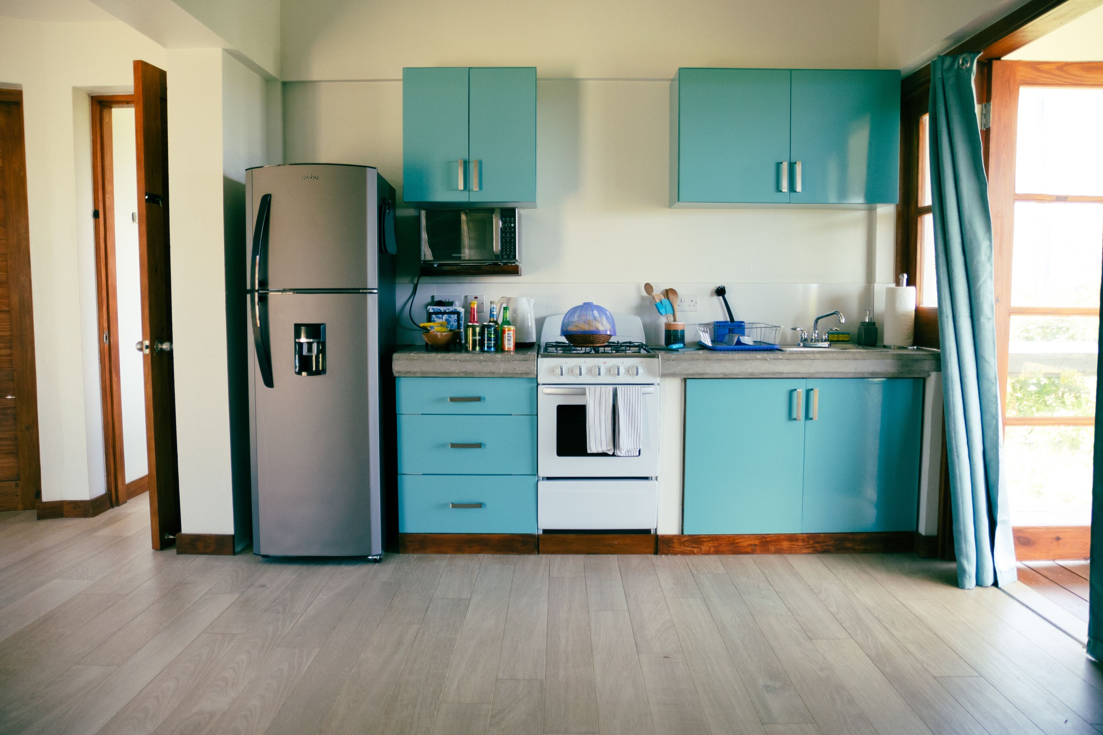 Køleskab, mikrobølgeovn, ovn, kogeplade