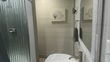 Douche, sĂšche-cheveux, serviettes fournies