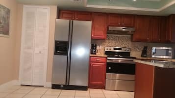 Fridge, stovetop, dishwasher, coffee/tea maker