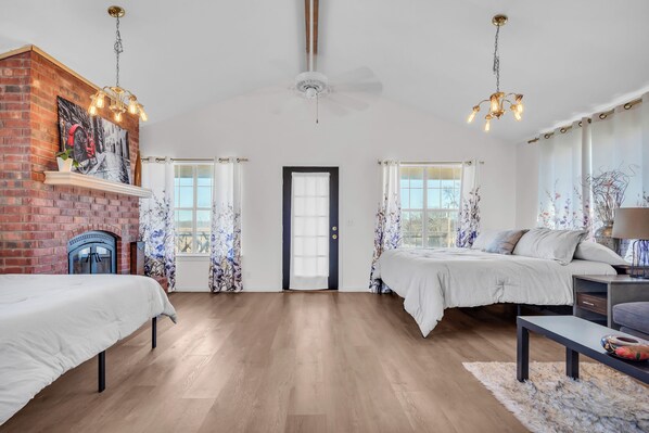 5 bedrooms, desk, free WiFi, bed sheets - Near WinStar Casino Golf 9 Beds -The Connect (Thackerville)