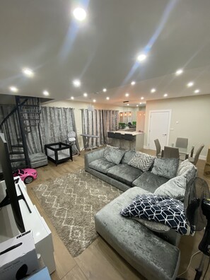 Living area - Family Friendly Flat in Gravesend (Gravesend)