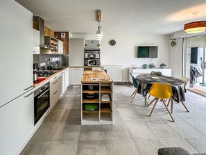 Een koelkast, een oven, een vaatwasser, een broodrooster